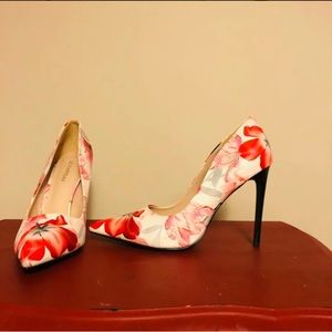 Floral pumps Le chateau